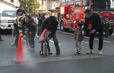 水消火器での消火訓練。しっかり的に命中！