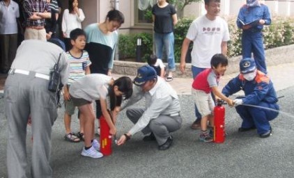 子供たちも教わりながら、消火訓練！