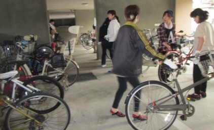 自転車の移動も、みんなで手際よく行います！