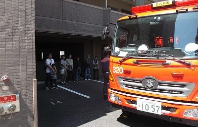 消防車・救急車もマンションに到着し、防災訓練開始です